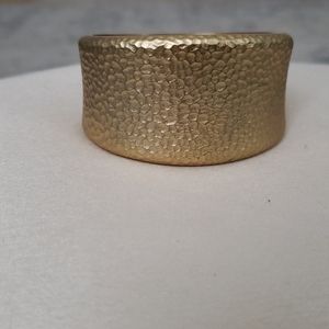 Matt gold toned bangle braclet.